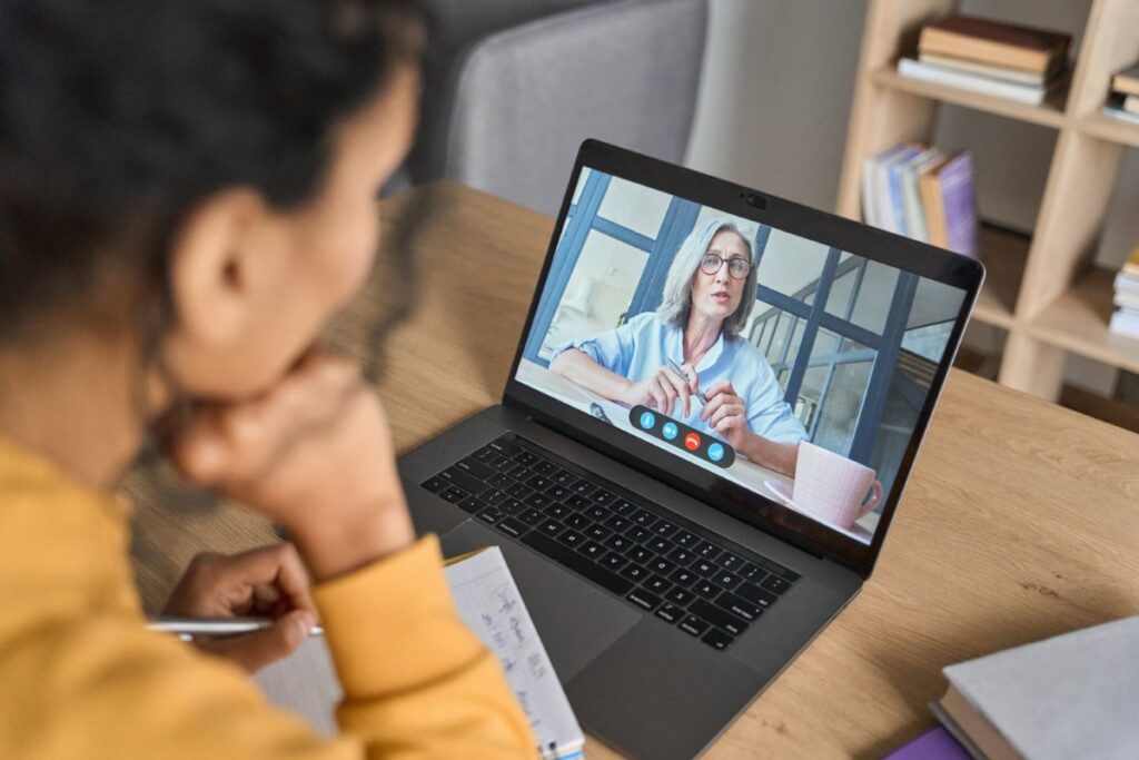 manager meets one on one with remote employee