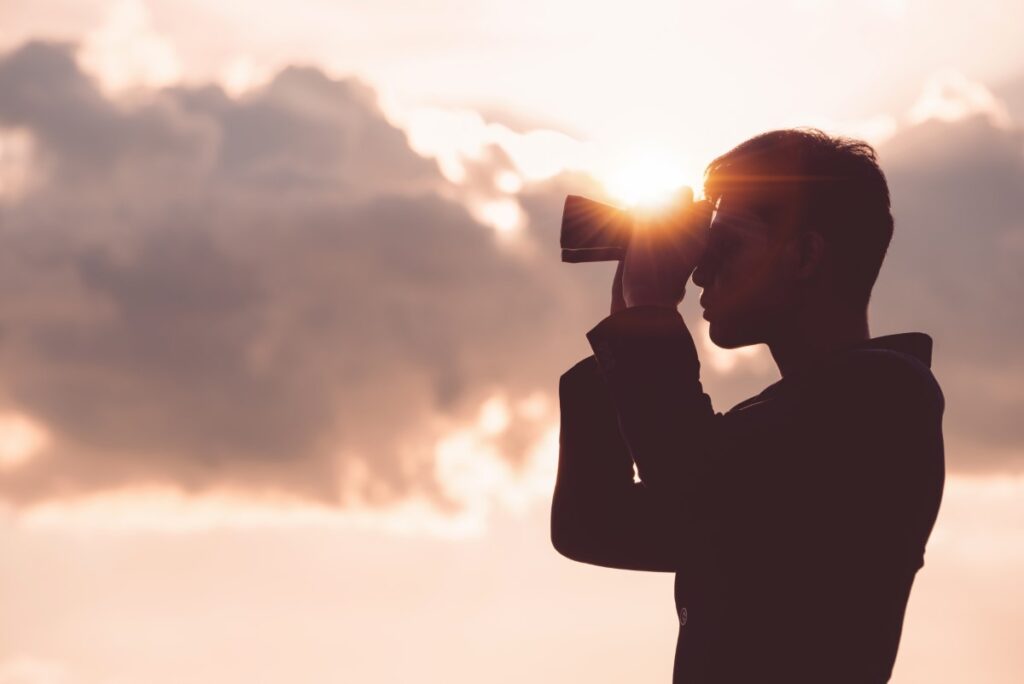 person horizon scanning with binoculars